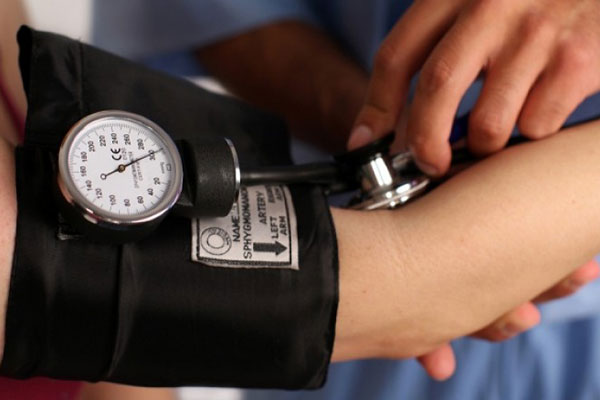 Πρέπει να μετράτε την πίεση και στα δύο χέρια – Δείτε γιατί!