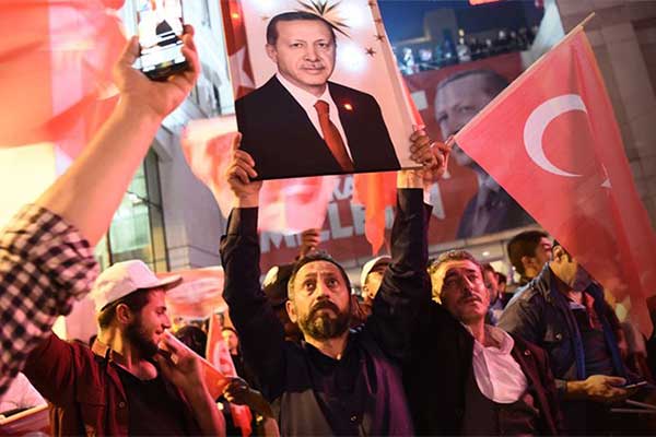 Πύρρειος νίκη για τον Ερντογάν στο δημοψήφισμα: ΝΑΙ: 51,23% - ΟΧΙ: 48,77%