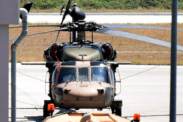 Προηγήθηκε τηλεφωνική επικοινωνία του Μεβλούτ Τσαβούσογλου με τον Έλληνα ομόλογό του, Νίκο Κοτζιά - Τι έγραψε στο Twitter ο Τούρκος υπουργός Εξωτερικών, τι αναφέρει ανακοίνωση του ελληνικού ΥΠΕΞ - Αύριο στον εισαγγελέα οι οκτώ - «Τρέχουν» να επιστρέψουν το ελικόπτερο  Στην Τουρκία, όπως όλα δείχνουν, θα επιστρέψουν οι οκτώ πραξικοπηματίες που, μετά το αποτυχημένη στρατιωτικό πραξικόπημα στη γειτονική χώρα, έφτασαν με στρατιωτικό ελικόπτερο από την Κωνσταντινούπολη στην Αλεξανδρούπολη.  Οπως αρχικά μετέδωσε η Daily Sabbah και στη συνέχεια έγραψε και στο Twitter ο υπουργός Εξωτερικών της Τουρκίας, Μεβλούτ Τσαβούσογλου, ο ίδιος είχε τηλεφωνική επικοινωνία με τον Έλληνα ομόλογό του, Νίκο Κοτζιά (σ.σ. αμέσως μόλις ο κ. Κοτζιάς επέστρεψε από το ταξίδι του στη Μογγολία), ο οποίος τον διαβεβαίωσε ότι οι οκτώ πραξικοπηματίες θα εκδοθούν στην Τουρκία -οι οκτώ «προδότες», όπως έγραψε χαρακτηριστικά ο κ. Τσαβούσογλου.  To tweet του Μεβλούτ Τσαβούσογλου για την επικοινωνία με Κοτζιά (στα τουρκικά και τα αγγλικά)      Μιλώντας, δε, σε δημοσιογράφους, ο Τσαβούσογλου είπε πως το πρωί είχε τηλεφωνική συνομιλία με τον υπουργό Εξωτερικών Νίκο Κοτζιά, ο οποίος, όπως ανέφερε ο Τσαβούσογλου, του εξέφρασε τη συμπαράσταση της ελληνικής κυβέρνησης μετά την απόπειρα.  Κατά την τηλεφωνική συνομιλία, δεν ήταν ακόμη γνωστό το ζήτημα με το ελικόπτερο, διευκρίνισε ο Τούρκος υπουργός.  Αργότερα, οι δύο υπουργοί είχαν νέα τηλεφωνική συνομιλία, κατά την οποία ο Τσαβούσογλου ανέφερε στον Έλληνα ομόλογό του το τουρκικό αίτημα περί έκδοσης των οκτώ.  Στις δηλώσεις που έκανε, ο Τσαβούσογλου είπε πως «ο κ. Κοτζιάς μου ανέφερε ότι οι αξιωματικοί έχουν ζητήσει πολιτικό άσυλο, ότι δεν μπορεί να τους δοθεί πολιτικό άσυλο, αλλά ότι θα πρέπει να ολοκληρωθεί η σχετική διαδικασία. Συνεπώς, μόλις ολοκληρωθεί ο διαδικασία, θα γίνει η έκδοση».   Η εξέλιξη αυτή έρχεται έπειτα από απαίτηση των Τούρκων, όπως ο ίδιος ο κ. Τσαβούσογλου είχε δηλώσει, και την οποία η κυβερνητική εκπρόσωπος, Όλγα Γεροβασίλη, είχε νωρίτερα αφήσει να εννοηθεί ότι η Αθήνα σκόπευε να ικανοποιήσει.  Πιο συγκεκριμένα, η κυβερνητική εκππρόσωπος Όλγα Γεροβασίλη, αναφερόμενη στο μείζον ζήτημα που έχει προκύψει με τους οκτώ επιβαίνοντες του τουρκικού Black Hawk, που θεωρούνται στασιαστές και έχουν ζητήσει πολιτικό άσυλο από την ελληνική κυβέρνηση, η κυρία Γεροβασίλη τόνισε ότι «θα ακολουθηθούν οι διαδικασίες που προβλέπονται από το διεθνές δίκαιο, αλλά στην εξέταση του αιτήματός τους θα ληφθεί υπόψιν ότι συμμετείχαν σε απόπειρα κατάλυσης του δημοκρατικού καθεστώτος και της συνταγματικής τάξης στη γείτονα χώρα».  Σε μια λιτή ανακοίνωση του ελληνικού ΥΠΕΞ αναφέρεται σχετικά ότι «ο Νίκος Κοτζιάς, είχε προ ολίγου τηλεφωνική επικοινωνία σε εγκάρδιο κλίμα με τον Τούρκο Υπουργό Εξωτερικών, Mevlüt Çavuşoğlu, στον οποίο ανέφερε ότι η Ελλάδα καταδικάζει κάθε απόπειρα πραξικοπήματος και στηρίζει την πάλη του τουρκικού λαού για δημοκρατία και προάσπιση της συνταγματικής τάξης στην Τουρκία».  Σε νεώτερη, δε, ανακοίνωση του ελληνικού ΥΠΕΞ, αναφέρονται τα εξής: «Ο Υπουργός Εξωτερικών κ. Νίκος Κοτζιάς και ο Τούρκος ομόλογός κ. Mevlüt Çavuşoğlu συζήτησαν, προ ολίγου, σε νεότερη τηλεφωνική επικοινωνία που είχαν, για τις σημερινές εξελίξεις σε σχέση με την απόπειρα πραξικοπήματος στην Τουρκία, καθώς και για το θέμα των Τούρκων πολιτών που προσγειώθηκαν και ζήτησαν άσυλο στην Αλεξανδρούπολη».  »Ο κ. Κοτζιάς επανέλαβε στον Τούρκο ομόλογό του την άποψη της Ελληνικής Κυβέρνησης, σύμφωνα με την οποία η απόπειρα ανατροπής της δημοκρατικά εκλεγμένης τουρκικής κυβέρνησης συνιστά πραξικοπηματική και γι’ αυτό κολάσιμη ενέργεια. Σε σχέση με το αίτημα χορήγησης ασύλου, ο κ. Κοτζιάς τόνισε ότι το θέμα θα εξεταστεί με βάση όσα προβλέπονται από τη σχετική ελληνική και διεθνή νομοθεσία και θα τηρηθούν οι προβλεπόμενες διαδικασίες από το Διεθνές Δίκαιο, ωστόσο λαμβάνεται πολύ σοβαρά υπόψη ότι οι συλληφθέντες κατηγορούνται στη χώρα τους για παραβίαση της συνταγματικής νομιμότητας και απόπειρα κατάλυσης της Δημοκρατίας».   Η «κωλοτούμπα» της ελληνικής κυβέρνησης στο ζήτημα σεβασμού του Διεθνούς Δικαίου  Όπως προκύπτει από τα παραπάνω, η ελληνική κυβέρνηση μπορεί μεν να δηλώνει ότι οι διαδικασίες που θα γίνουν, θα ακολουθούν τις προβλέψεις του Διεθνούς Δικαίου, ωστόσο η απόφαση για έκδοση των οκτώ πραξικοπηματιών στην Τουρκία είναι στην ουσία ειλημμένη.  Στην ελληνική πλευρά υπάρχει η εκτίμηση ότι, σε περίπτωση που οι συγκεκριμένοι άνθρωποι εμπλέκονται στο πραξικόπημα, είναι πολύ δύσκολο να αποτραπεί η έκδοσή τους. Σε κάθε περίπτωση, υπογραμμίζουν πηγές της κυβέρνησης, θα τηρηθεί η προβλεπόμενη διαδικασία.  Οι ίδιες πηγές αναφέρουν ότι κρίσιμες για την έκβαση αυτής της υπόθεσης είναι οι εκτιμήσεις που θα γίνουν για το εάν με την έκδοση των οκτώ συλληφθέντων μελών του πληρώματος στη χώρα τους, θα τεθεί σε κίνδυνο η ζωή τους, εάν δηλαδή θα δικαστούν ή αν υπάρχει περίπτωση να εκτεθεί η ζωή τους σε κίνδυνο λόγω θανατικής ποινής. Επισημαίνεται ότι οι Συμβάσεις απαγορεύουν την έκδοση ανθρώπων εκεί όπου υπάρχει θανατική ποινή.   Σε αυτή την παράμετρο, σύμφωνα με τις πηγές της κυβέρνησης, κατά τις επικοινωνίες που είχαν σήμερα ο Έλληνας υπουργός Εξωτερικών με τον Τούρκο ομόλογό του, ο Μεβλούτ Τσαβούσογλου απάντησε ότι στην Τουρκία δεν υπάρχει θανατική ποινή.  Η διαδικασία για την εξέταση των αιτήσεων ασύλου θα ξεκινήσει τη Δευτέρα, στην Αλεξανδρούπολη, όπου θα μεταβούν μεταφραστές. Θεωρητικά, η όλη διαδικασία μπορεί να διαρκέσει 15-16 μέρες, αναμένεται ωστόσο αυτό το χρονικό διάστημα να είναι σημαντικά μικρότερο, λόγω του επείγοντος και της σημασίας της υπόθεσης.  Παράλληλα, το συντομότερο δυνατόν αναμένεται να διεκπεραιωθεί η επιστροφή στις τουρκικές αρχές του στρατιωτικού ελικοπτέρου. Πηγές της κυβέρνησης αναφέρουν ότι θα φτάσει ένα δεύτερο τουρκικό ελικόπτερο επανδρωμένο και με δεύτερο πλήρωμα, ώστε να πραγματοποιηθεί η επιστροφή του.   Αύριο στον εισαγγελέα οι οκτώ  Την ίδια ώρα, σύμφωνα με πληροφορίες από την Αστυνομική Διεύθυνση Αλεξανδρούπολης, οι οκτώ πραξικοπηματίες αναμένεται να οδηγηθούν αύριο στον εισαγγελέα, προκειμένου με συνοπτικές διαδικασίες να εξεταστεί το αίτημα έκδοσης ασύλου στη χώρα μας, το οποίο υπεβαλαν.  Κατά πληροφορίες, νωρίτερα σήμερα, περίπου 200 μουσουλμάνοι από τη Μουσουλμανική Μειονότητα Ροδόπης διαδήλωσαν στο αεροδρόμιο «Δημόκριτος», όπου προσγειώθηκε το ελικόπτερο με τους οκτώ πραξικοπηματίες, ζητώντας την έκδοσή τους στην Τουρκία.