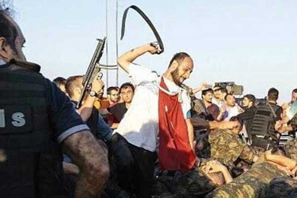 Βαρβαρότητες στην Τουρκία: Πολίτες λιντσάρουν, μαστιγώνουν, ποδοπατούν στρατιώτες που παραδίνονται [εικόνες]