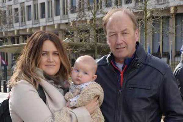 Απίστευτη περιπέτεια: Κράτησαν μωρό 3 μηνών σε Πρεσβεία της Βρετανίας -Ο παππούς το δήλωσε ως... τρομοκράτη