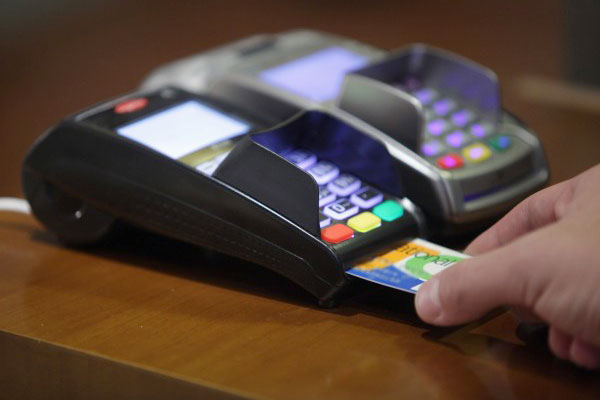 Τέλος τα χρήματα – Μόνο με κάρτες οι πληρωμές – Που γίνεται υποχρεωτική η εφαρμογή του μέτρου