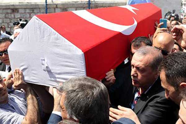 Η κατάσταση ξεφεύγει: Ο Ερντογάν ξηλώνει το Δημόσιο, του ζητούν εκτελέσεις