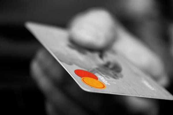 Μόνο με ηλεκτρονικές πληρωμές το «χτίσιμο» του αφορολόγητου από φέτος - Τι προβλέπει το νομοσχέδιο