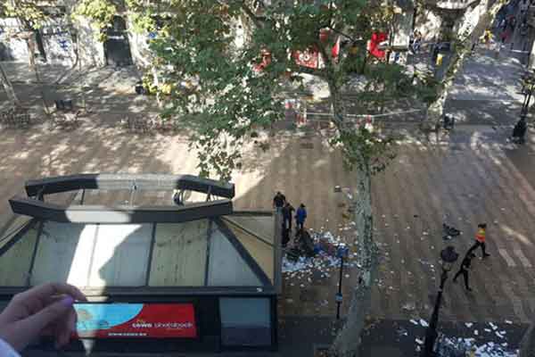 Τρεις Έλληνες στους τραυματίες της Βαρκελώνης - Τρόμος στην Ράμπλας