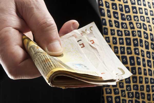 Το δαιμόνιο του Έλληνα επιχειρηματία που τρέμει η κυβέρνηση - Κλείνουν βιβλία και επιχειρήσεις και τριγυρνούν με βαλιτσάκι - Το "κορυφαίο" επάγγελμα