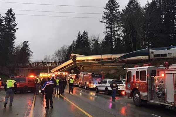 ΗΠΑ: Τρένο εκτροχιάστηκε πάνω από αυτοκινητόδρομο - Πληροφορίες για νεκρούς [VIDEO-PHOTOS]