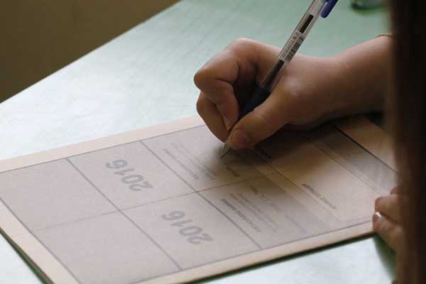 Με μαθήματα κατεύθυνσης συνεχίζονται οι Πανελλαδικές - Οι υποψήφιοι εξετάζονται σε Αρχαία και Μαθηματικά