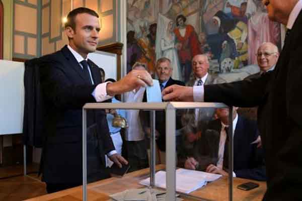 Απόλυτη πλειοψηφία αλλά όχι θρίαμβος για τον Μακρόν -Αποχή σε ιστορικά επίπεδα