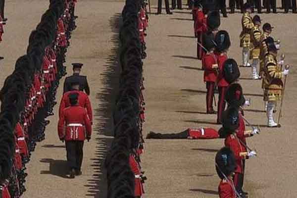Λιποθύμησαν 5 μέλη της βασιλικής φρουράς -Στην παρέλαση για τα γενέθλιά της Ελισάβετ