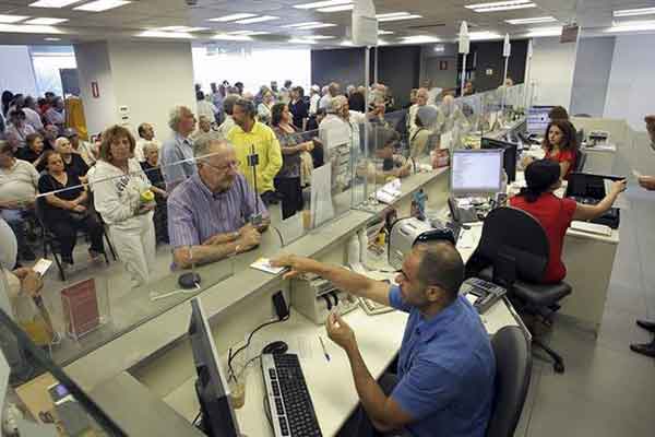Με προμήθεια από την Παρασκευή η πληρωμή φόρων και ΕΝΦΙΑ στα γκισέ των τραπεζών