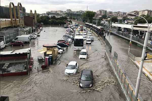 Η Μέδουσα στην Κωνσταντινούπολη: Απαγόρευσαν την κυκλοφορία σε όσους είναι κάτω από 1,60!