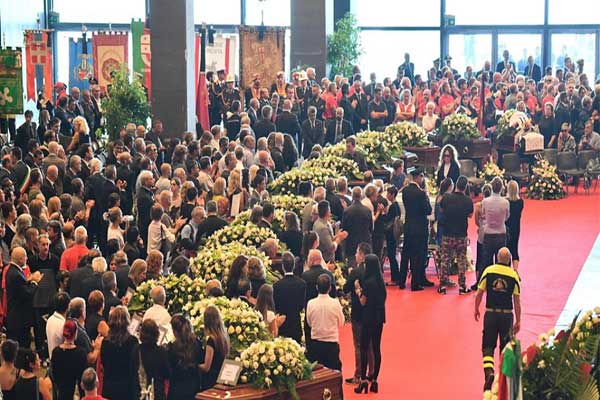 Ιταλία: Θρήνος στην κηδεία των θυμάτων της Γένοβας - Χειροκροτήθηκαν οι διασώστες