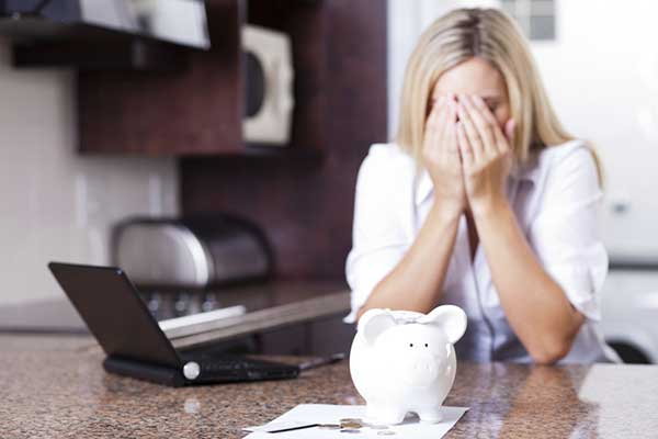 Φτωχότερα κατά 5,5 δισ. ευρώ τα νοικοκυριά το 2015