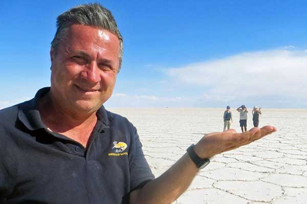 Ο άφραγκος νομάδας που έχει επισκεφθεί και τις 193 χώρες που έχει αναγνωρίσει ο ΟΗΕ