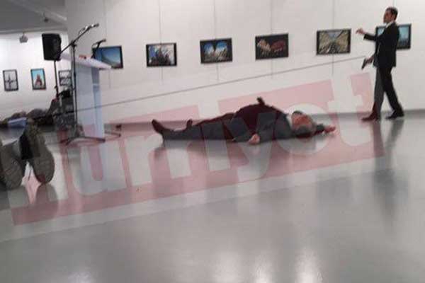 Δολοφόνησαν εν ψυχρώ τον πρέσβη της Ρωσίας στην Άγκυρα