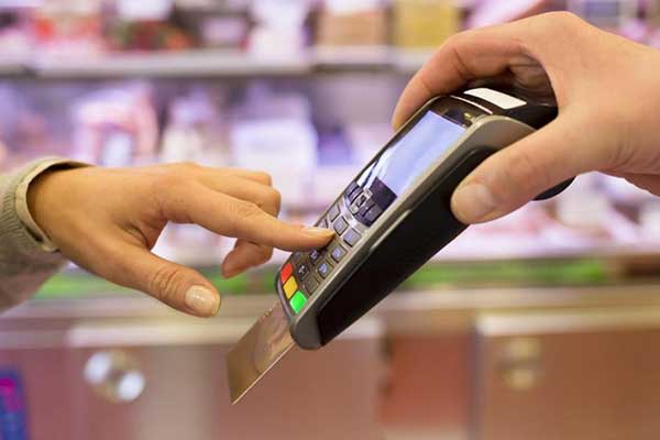 Έρευνα της ΕΣΕΕ: Περίπου οι 2 στους 3 Έλληνες χρησιμοποιούν «πλαστικό χρήμα»