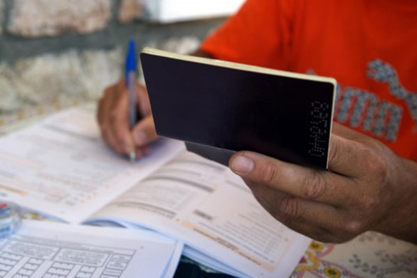 Μειώσεις μισθών στο Δημόσιο, πάγωμα προσλήψεων και μειώσεις στα κοινωνικά επιδόματα – Φωτιά το τρίτο μνημόνιο