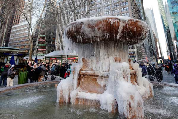 Συνεχίζεται το πολικό ψύχος στις ΗΠΑ -Πάγωσαν μέχρι και τα συντριβάνια [εικόνες] 