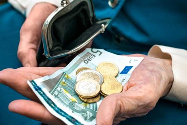 Στα 384 ευρώ η κατώτατη σύνταξη χηρείας – Τι προβλέπουν οι τροπολογίες του υπουργείο Οικονομικών