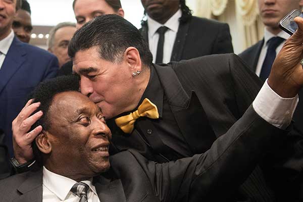 Η απόλυτη ποδοσφαιρική φωτογραφία: Όταν ο Μαραντόνα φίλησε τον Πελέ!