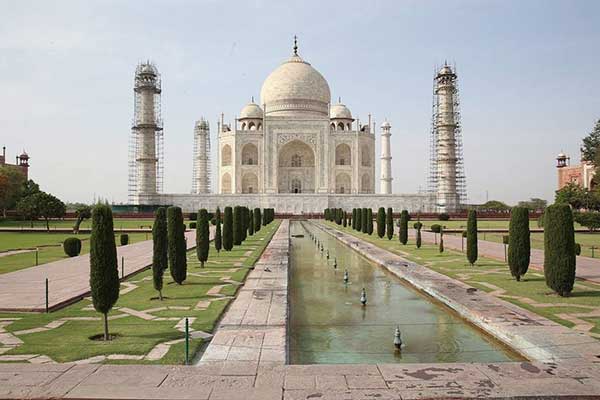 Ανησυχία στην Ινδία: Το Ταζ Μαχάλ αλλάζει χρώμα