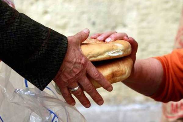 IOBE: Eπτά στα δέκα νοικοκυριά μόλις τα βγάζουν πέρα 