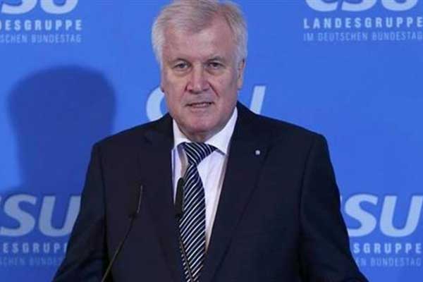 Κυβερνητική κρίση στη Γερμανία: Ο Ζεεχόφερ αποφάσισε να παραιτηθεί από υπουργός Εσωτερικών