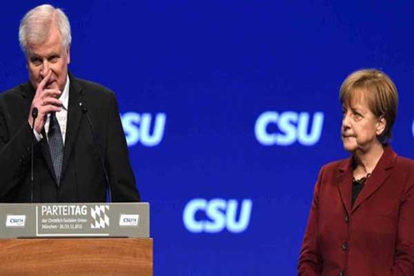 Καταρρέει η κυβέρνηση Μέρκελ; - Aπειλεί με παραίτηση για το προσφυγικό ο Ζεεχόφερ