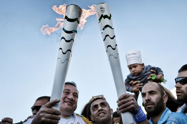 Διαδηλωτές στο Ρίο έκλεψαν τη δάδα με την Ολυμπιακή φλόγα (ΒΙΝΤΕΟ)