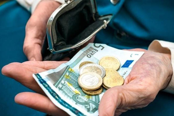 Σοκ στα ΑΤΜ: Μειωμένες εισπράττουν τις επικουρικές χιλιάδες συνταξιούχοι