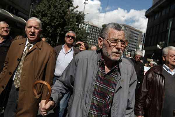 Κόβεται το ΕΚΑΣ σε 140.000 χαμηλοσυνταξιούχους