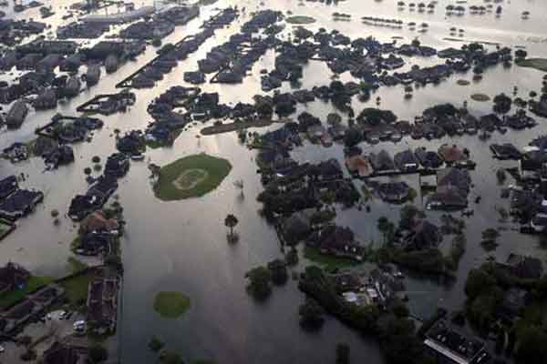 Ο Τραμπ ζητά από το Κογκρέσο 7,85 δισ. ευρώ για τις καταστροφές που προκάλεσε ο Χάρβεϊ