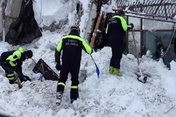 Θαύμα στην Ιταλία: Zωντανοί έξι άνθρωποι στο θαμμένο από χιόνι ξενοδοχείο