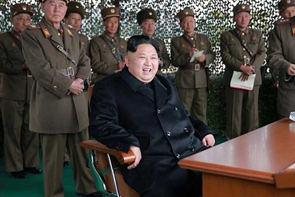 Βορειοκορεάτης γιατρός αποκαλύπτει: 130 γιατροί δίνουν αγώνα για να κρατήσουν τον Κιμ Γιονγκ Ουν ζωντανό