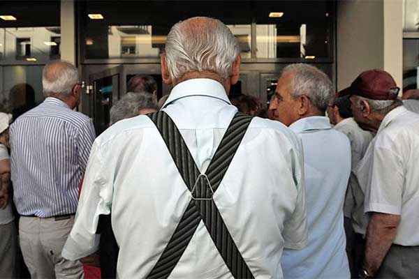 Αποπληξία στα ΑΤΜ με «κουτσουρεμένο» ΕΚΑΣ έως και 50%