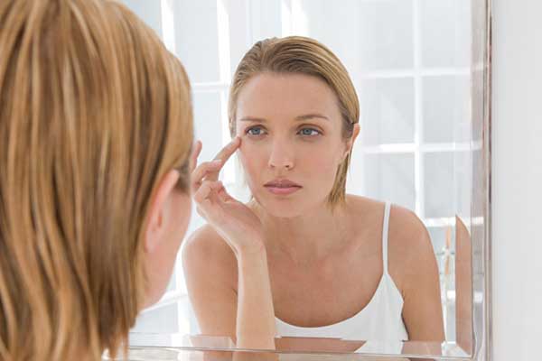 10 κακές συνήθειες που βλάπτουν το δέρμα τον χειμώνα