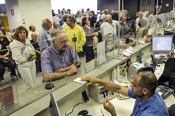 Κοινωνικό μέρισμα: Στα ταμεία των τραπεζών όσοι έχουν δεσμευμένους λογαριασμούς
