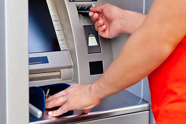 Υποχρεωτικά μέσω τράπεζας η πληρωμή μισθών από την 1η Ιουνίου