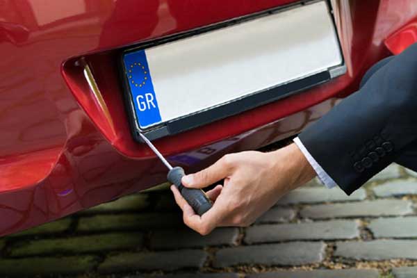 Στην... ανακύκλωση πινακίδες κυκλοφορίας αν παραμείνουν πάνω από 18 μήνες στην εφορία