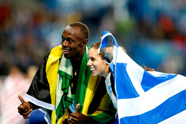 Το απίστευτο βλέμμα της Στεφανίδη που ενώ πανηγυρίζει για το χρυσό την πλησιάζει ο Γιουσέιν Μπολτ! [εικόνες]