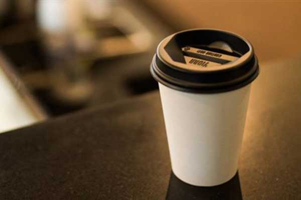 Η Γαλλία πρώτη χώρα που απαγορεύει τα πλαστικά ποτήρια και μαχαιροπίρουνα