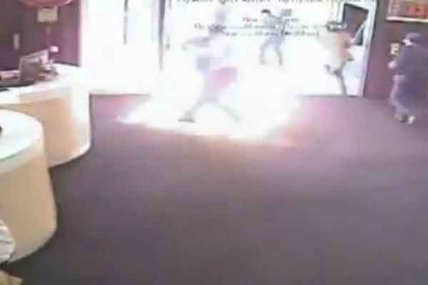 Πανικός! Αργούσε η ανάληψη και έβαλε φωτιά στην τράπεζα [vid]