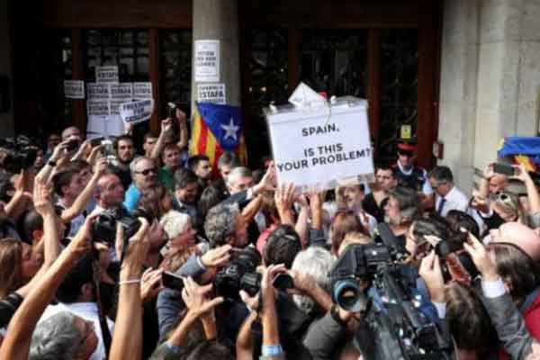 Χάος και τρομοκρατία στην Ισπανία πριν το δημοψήφισμα στην Καταλονία – Εισβολή και συλλήψεις από την Εθνοφυλακή