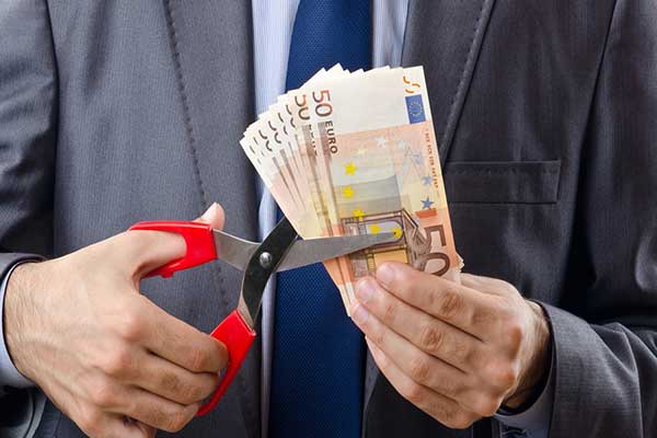 Τι σημαίνει η απόφαση του Eurogroup για αφορολόγητο, συντάξεις, μισθούς