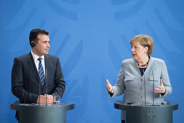 Μέρκελ σε Ζάεφ: Καλωσορίζω στο Βερολίνο τον Μακεδόνα πρωθυπουργό