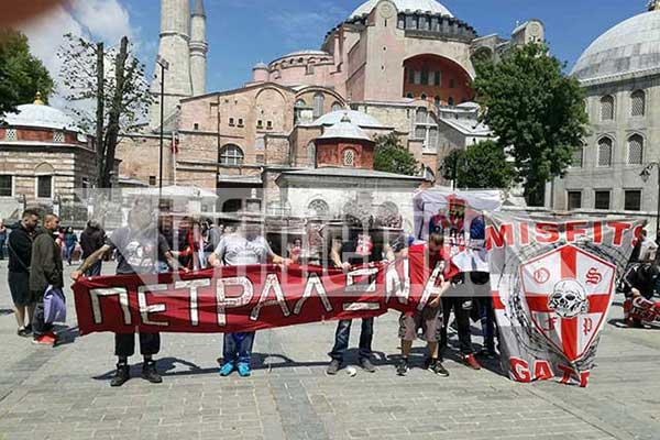 Euroleague Final 4: Οπαδοί του Ολυμπιακού ύψωσαν λάβαρα έξω από την Αγιά -Σοφιά
