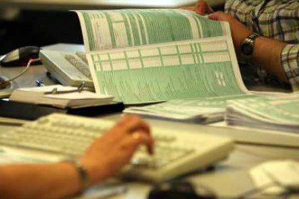 Πέντε «κλειδιά» για λιγότερους φόρους σε μισθωτούς και συνταξιούχους