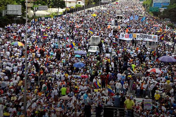 Χάος στη Βενεζουέλα: Οδομαχίες, δακρυγόνα και χιλιάδες άνθρωποι στους δρόμους