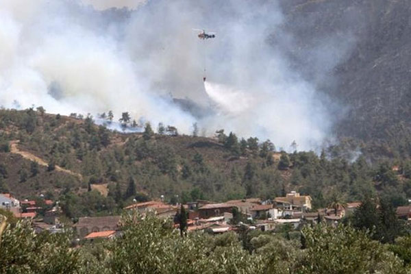 Εκτός ελέγχου ξανά η φωτιά στην Κύπρο - Εκκενώνονται χωριά